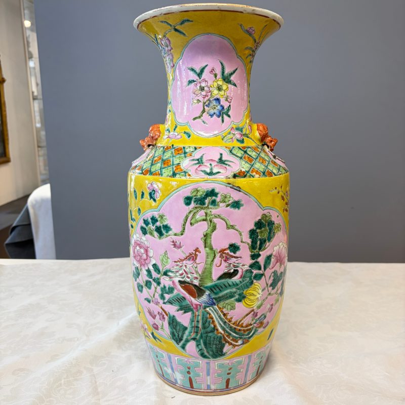 Three Chinese famille rose vases for the Straits or Peranakan market, one mounted as a lamp - 图30