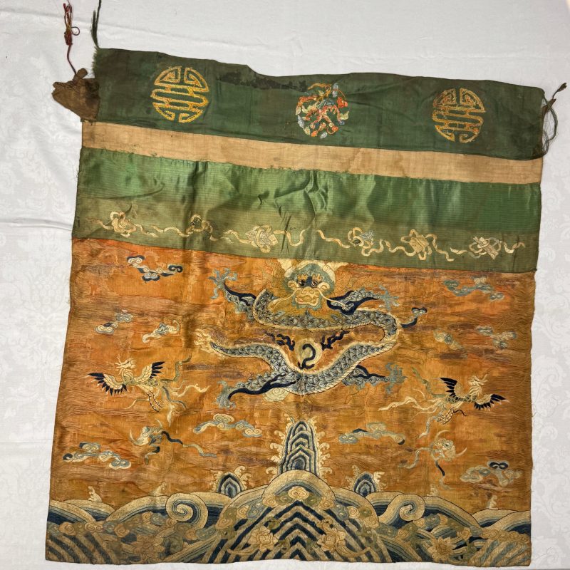 A Chinese embroidered silk 'Dragon and Phoenixes' panel - 图3