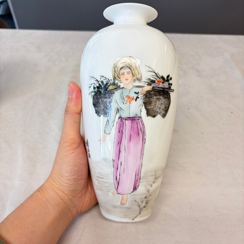 Two Chinese polychrome semi-eggshell vases with figural design - 图20