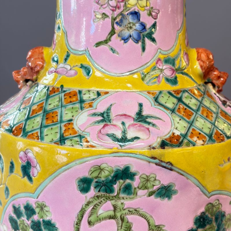 Three Chinese famille rose vases for the Straits or Peranakan market, one mounted as a lamp - 图32