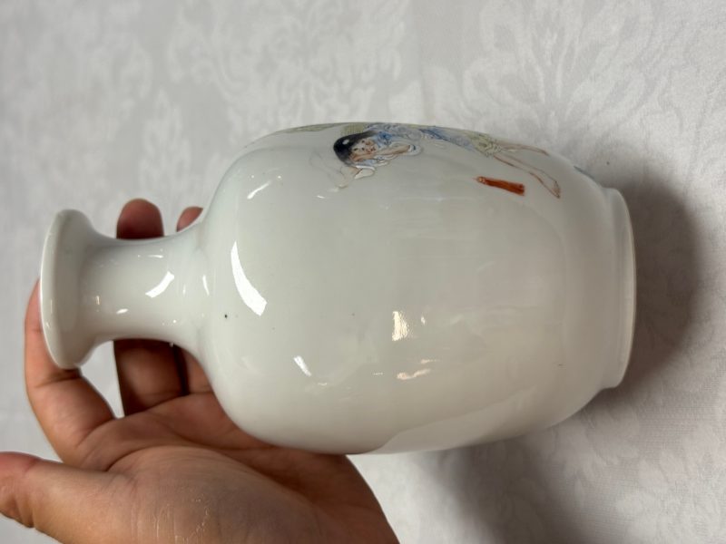 A Chinese famille rose 'Hehe Erxian' and 'Liu Hai' vase - 图7