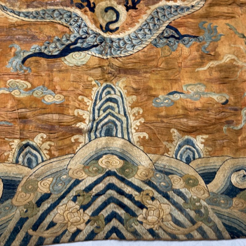 A Chinese embroidered silk 'Dragon and Phoenixes' panel - 图5