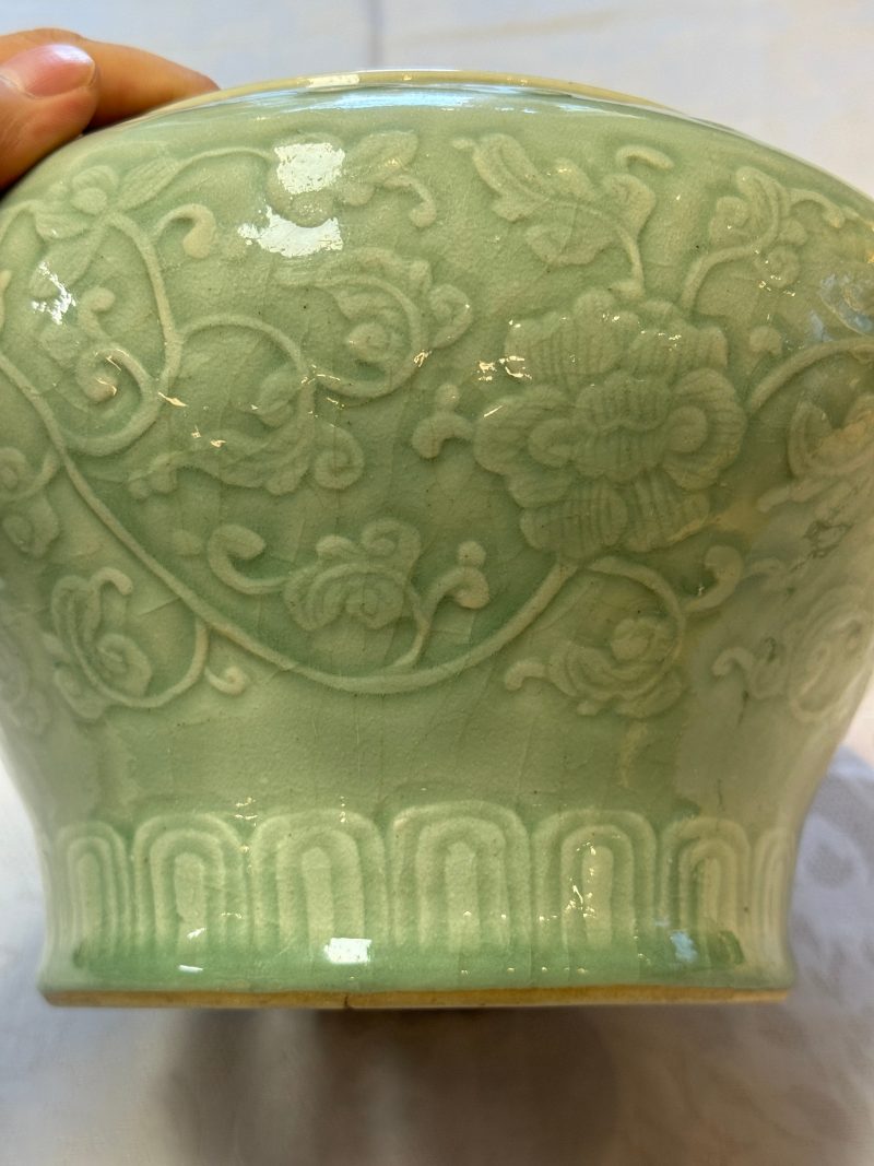 A Chinese celadon-glazed 'Flower Scroll' jar - 图11