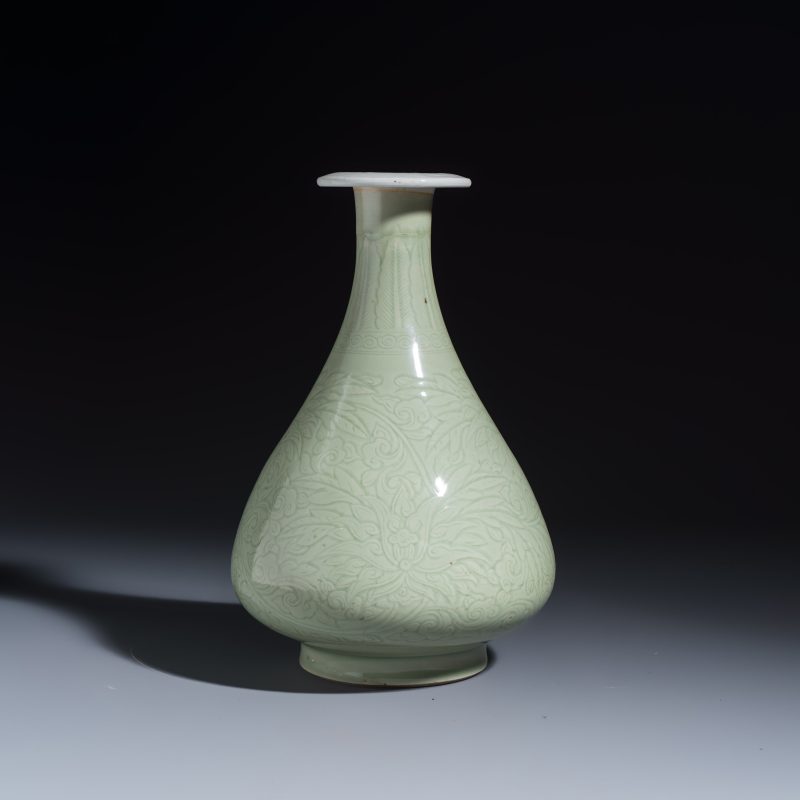 A Chinese celadon-glazed incised 'Yuhuchunping' vase with lotus scroll design - 图2