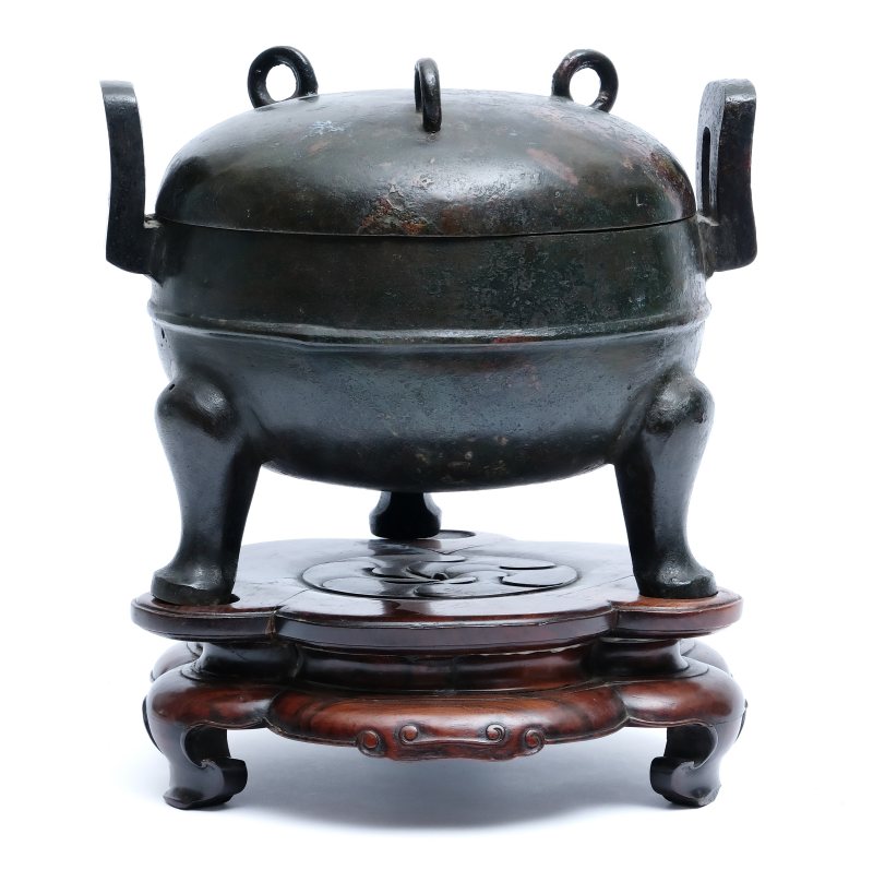 A large bronze ritual cauldron with cover, Ding - 图1