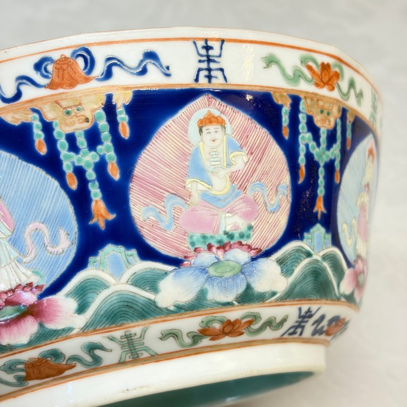 A Chinese famille rose blue-ground 'Baragon Tumed' octagonal bowl - 图17