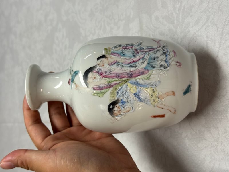 A Chinese famille rose 'Hehe Erxian' and 'Liu Hai' vase - 图6