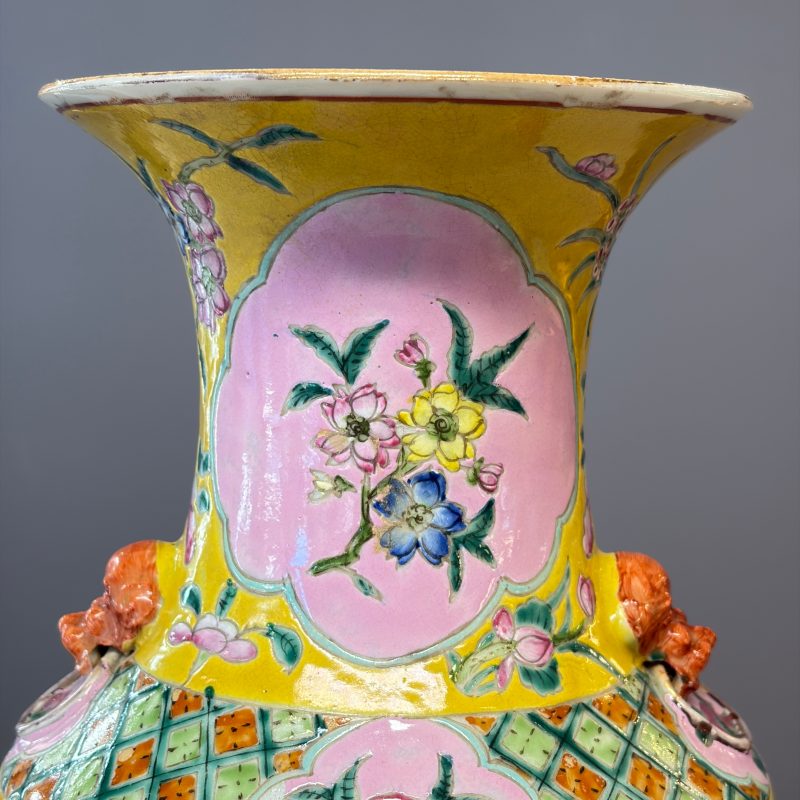 Three Chinese famille rose vases for the Straits or Peranakan market, one mounted as a lamp - 图31