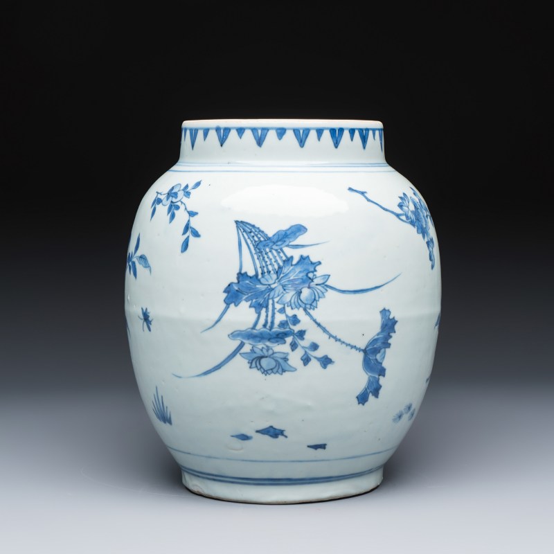 A Chinese blue and white vase with floral design and a later wooden cover - 图2