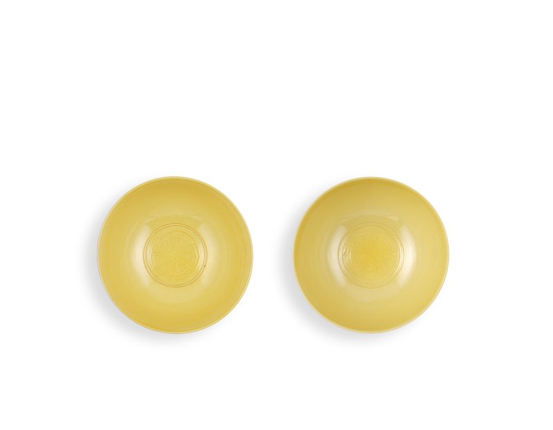 A fine pair of incised yellow-glazed ‘floral medallion’ bowls, Marks and period of Kangxi | 清康熙　黃釉刻團花紋盌一對　《大清康熙年製》款 - 图2
