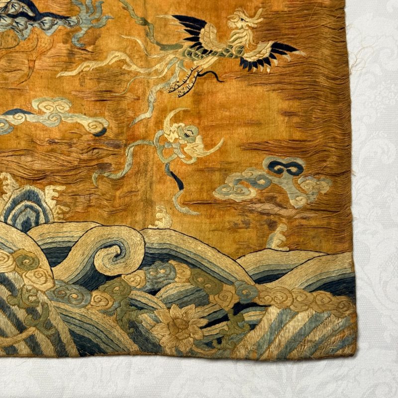 A Chinese embroidered silk 'Dragon and Phoenixes' panel - 图4