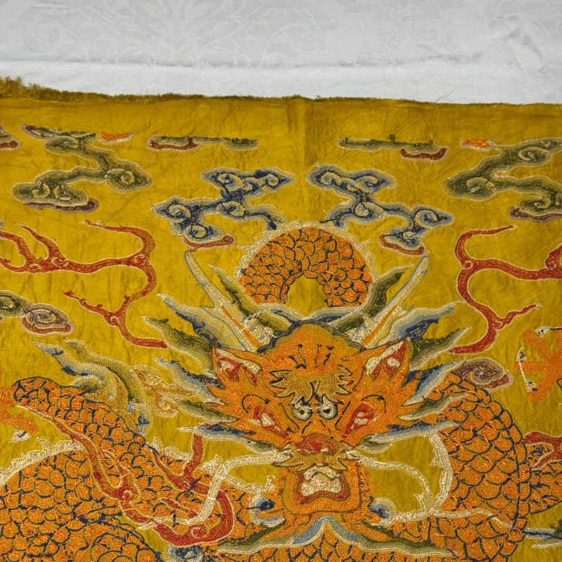 Two Chinese yellow-ground seed-stitch embroidered 'Dragon' panels - 图47
