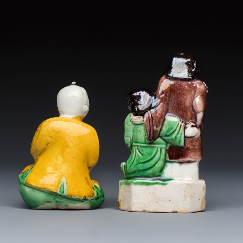 A Chinese famille verte sancai biscuit model of a seated boy and a 'He He Er Xian' group - 图4
