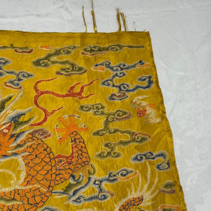 Two Chinese yellow-ground seed-stitch embroidered 'Dragon' panels - 图48