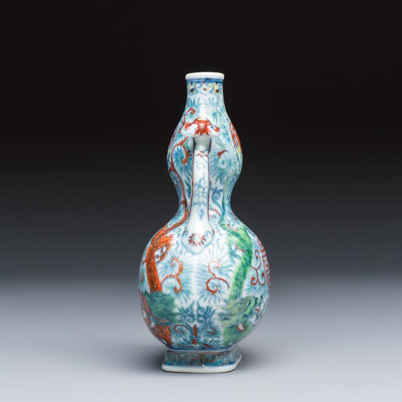 A Chinese doucai double-gourd vase with dragons and ruyi handles - 图3