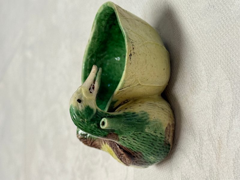 A pair of Chinese famille verte sancai biscuit duck-and-lotus-form water droppers on later wooden stands - 图44