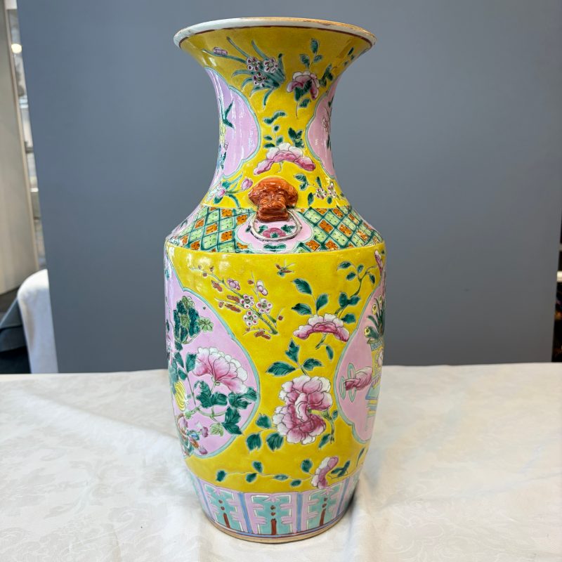 Three Chinese famille rose vases for the Straits or Peranakan market, one mounted as a lamp - 图34