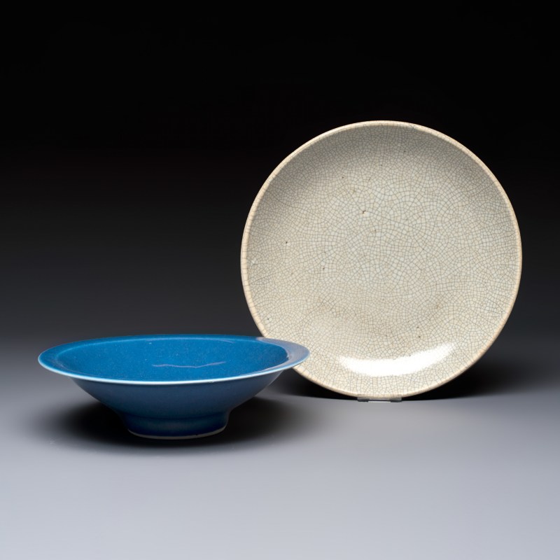 A Chinese blue-glazed shallow bowl and a ge-type dish - 图1