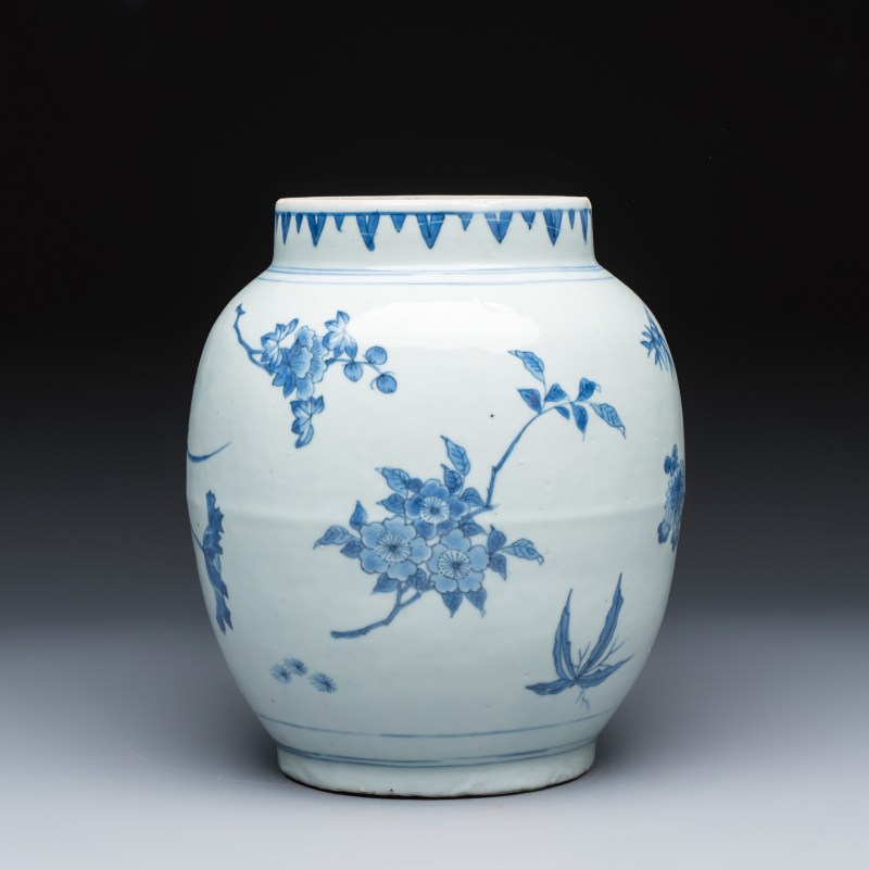 A Chinese blue and white vase with floral design and a later wooden cover - 图3