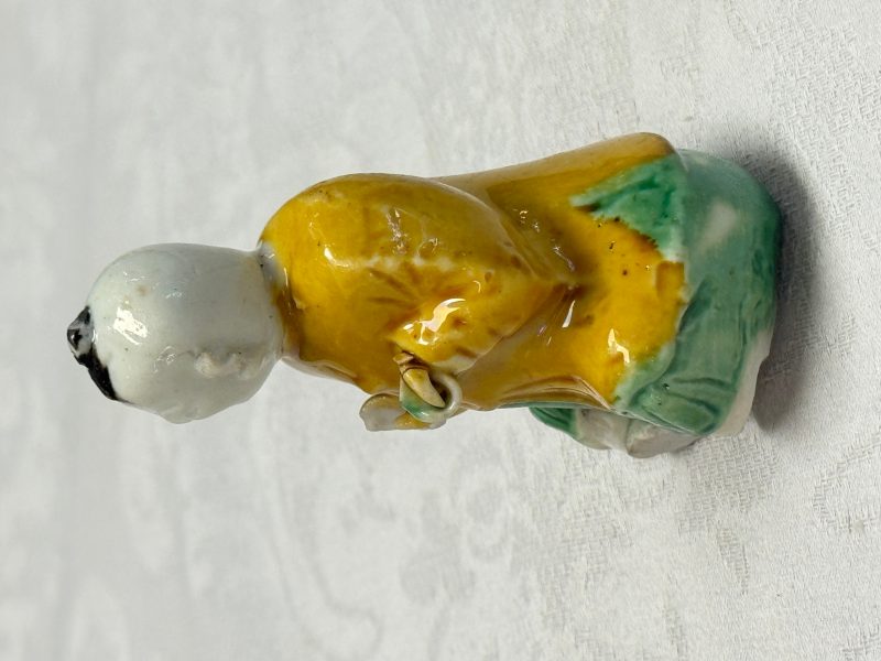 A Chinese famille verte sancai biscuit model of a seated boy and a 'He He Er Xian' group - 图16