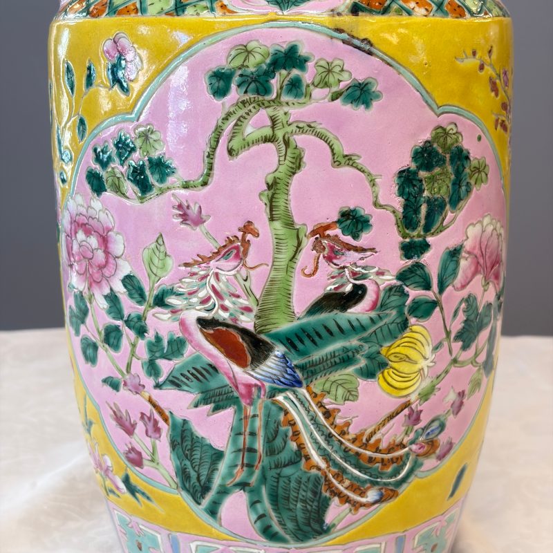 Three Chinese famille rose vases for the Straits or Peranakan market, one mounted as a lamp - 图33