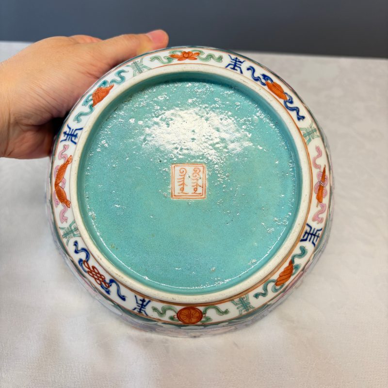 A Chinese famille rose blue-ground 'Baragon Tumed' octagonal bowl - 图20