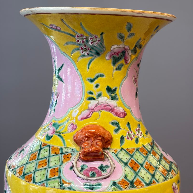 Three Chinese famille rose vases for the Straits or Peranakan market, one mounted as a lamp - 图35
