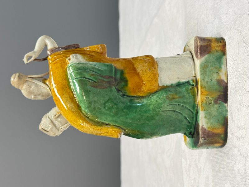 A Chinese famille verte sancai biscuit group of a man embracing a lady - 图10