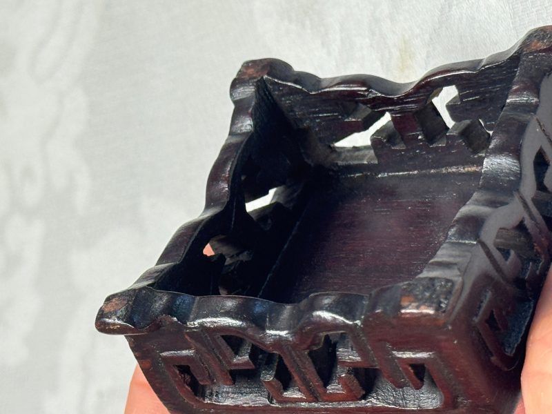 A pair of Chinese aubergine-glazed openworked square brush pots on later wooden stands - 图29