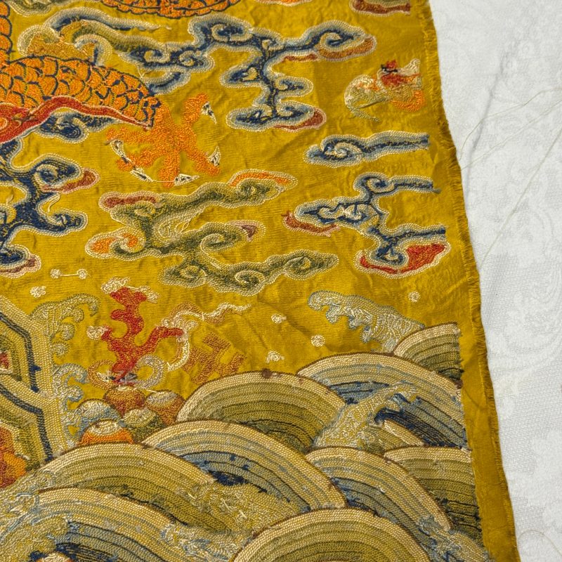 Two Chinese yellow-ground seed-stitch embroidered 'Dragon' panels - 图49