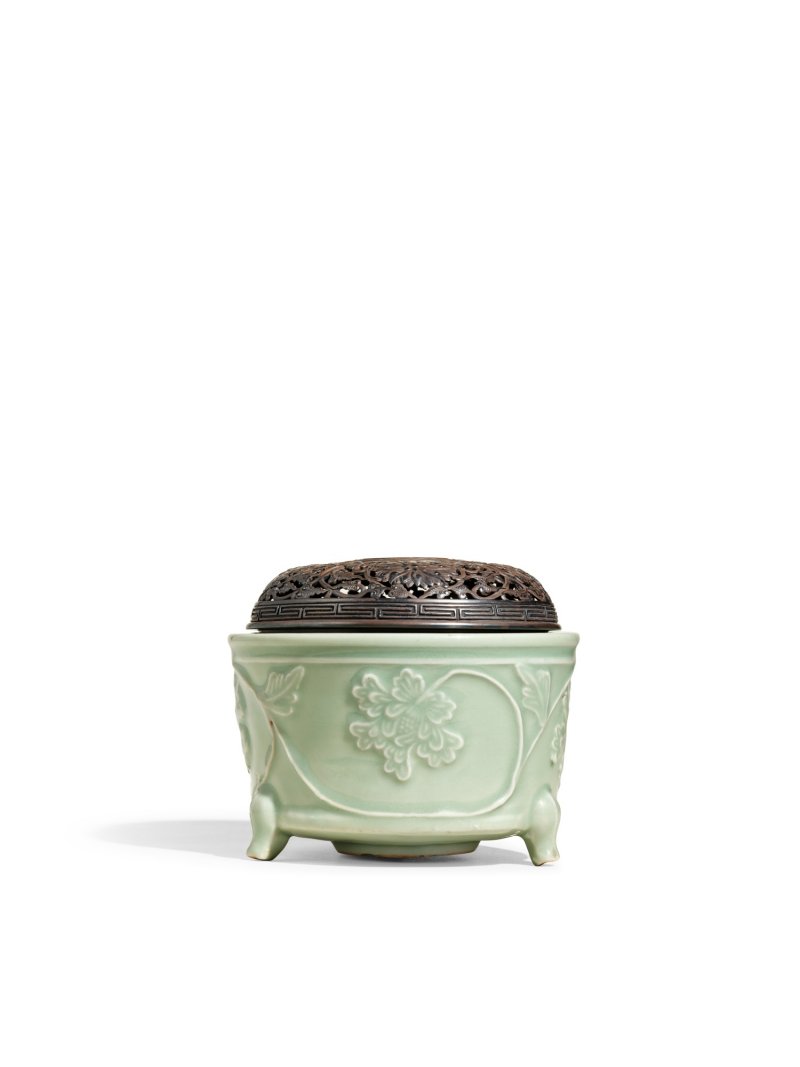 An heirloom Longquan celadon 'peony' tripod incense burner, Southern Song – Yuan dynasty | 南宋至元　龍泉青釉貼纏枝牡丹紋奩式爐 - 图2