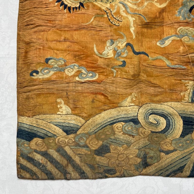 A Chinese embroidered silk 'Dragon and Phoenixes' panel - 图6