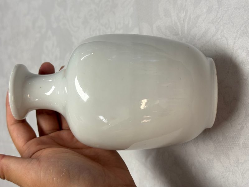 A Chinese famille rose 'Hehe Erxian' and 'Liu Hai' vase - 图8