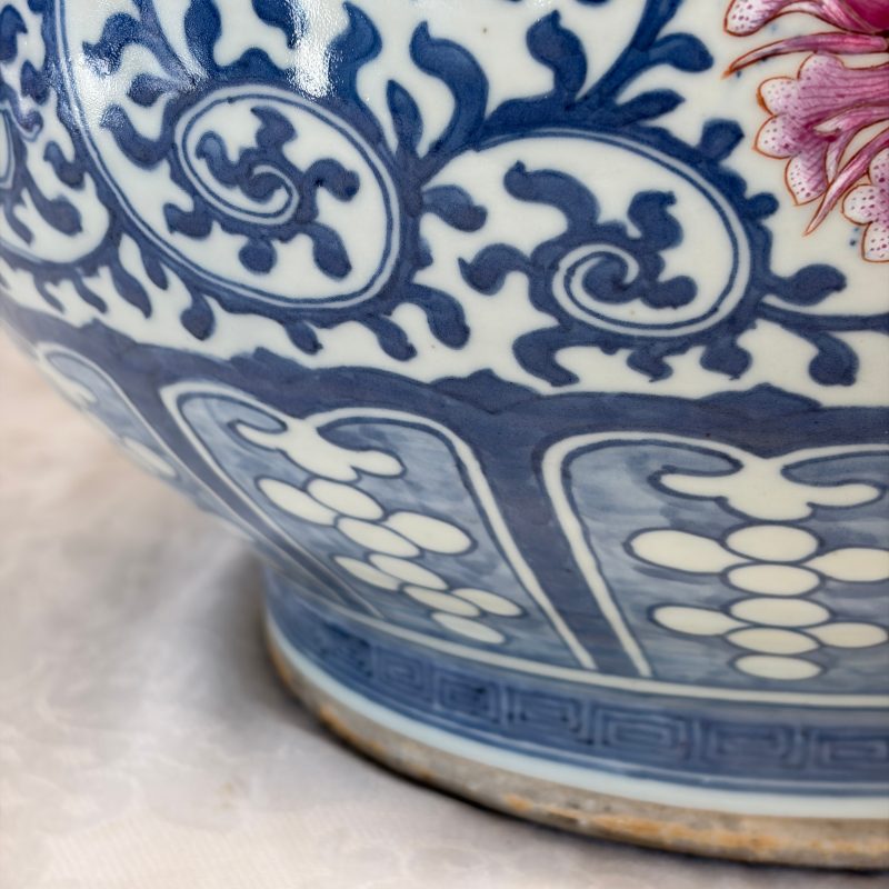 A large Chinese famille rose 'Hu' vase with birds and butterflies - 图16