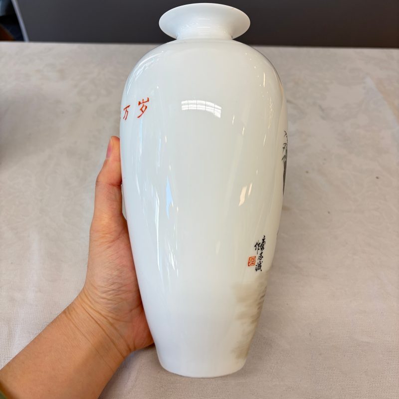 Two Chinese polychrome semi-eggshell vases with figural design - 图23