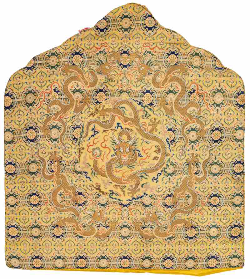 A pair of silk brocade ‘Dragon’ throne back cushion covers - 图5