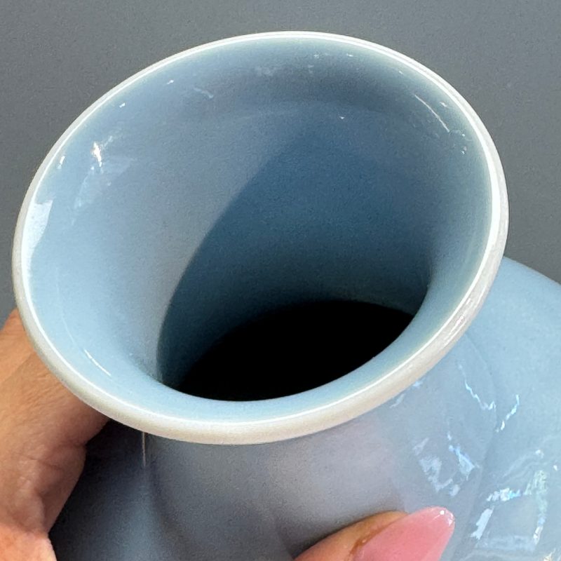 A Chinese claire-de-lune vase with floral relief design - 图18