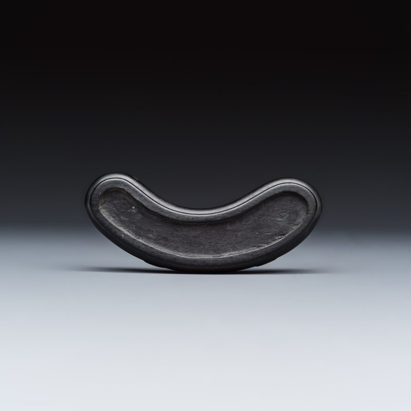 A Chinese aubergine-glazed brush rest and a famille verte sancai biscuit group - 图9
