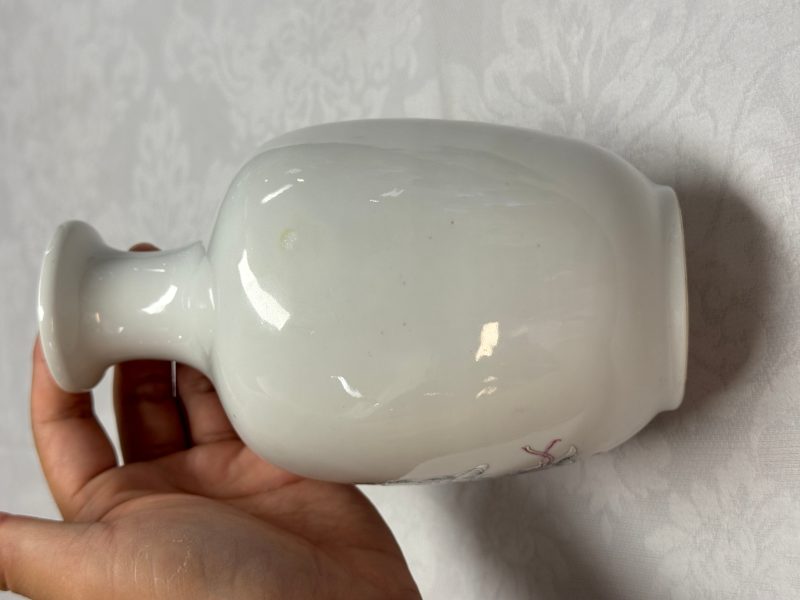A Chinese famille rose 'Hehe Erxian' and 'Liu Hai' vase - 图9