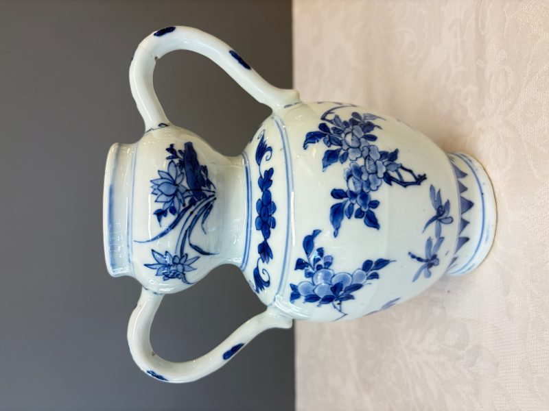 A Chinese blue and white double-handled vase with floral design - 图8