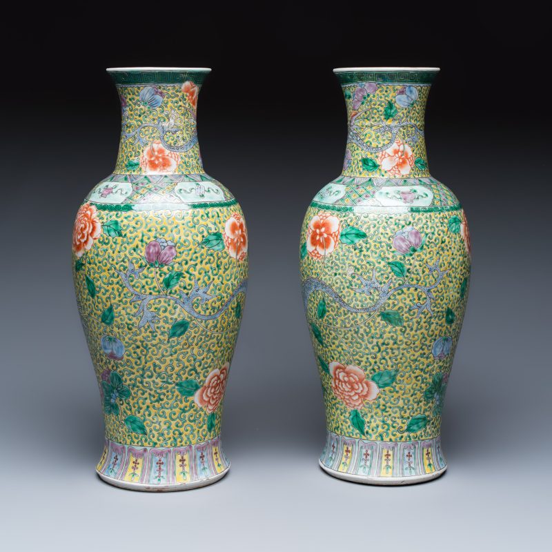 A pair of Chinese famille verte 'Phoenixes among Peonies' vases - 图3