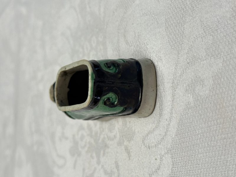 A Chinese famille verte sancai biscuit libation cup and a model of a shoe - 图10