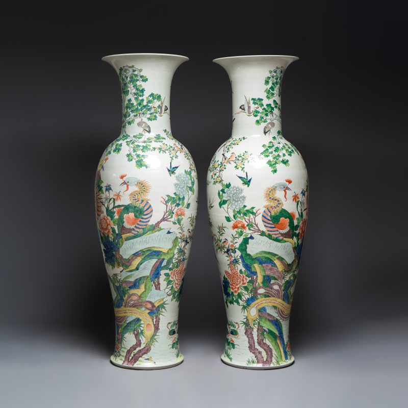 A massive pair of Chinese famille verte 'Phoenixes and Birds' vases - 图4