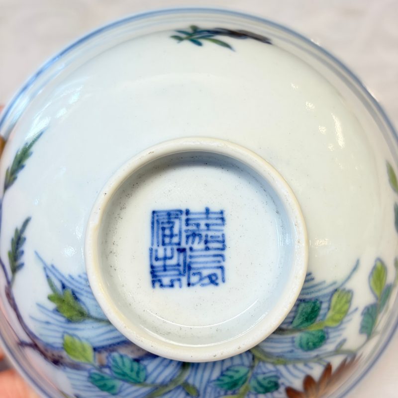 A pair of Chinese doucai bowls with floral design - 图19