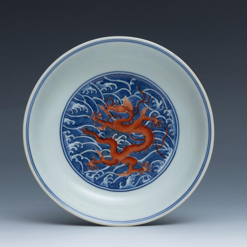 A pair of iron-red and underglaze-blue-decorated 'dragon' dishes, Daoguang mark and of the period (1821-1850) - 图3