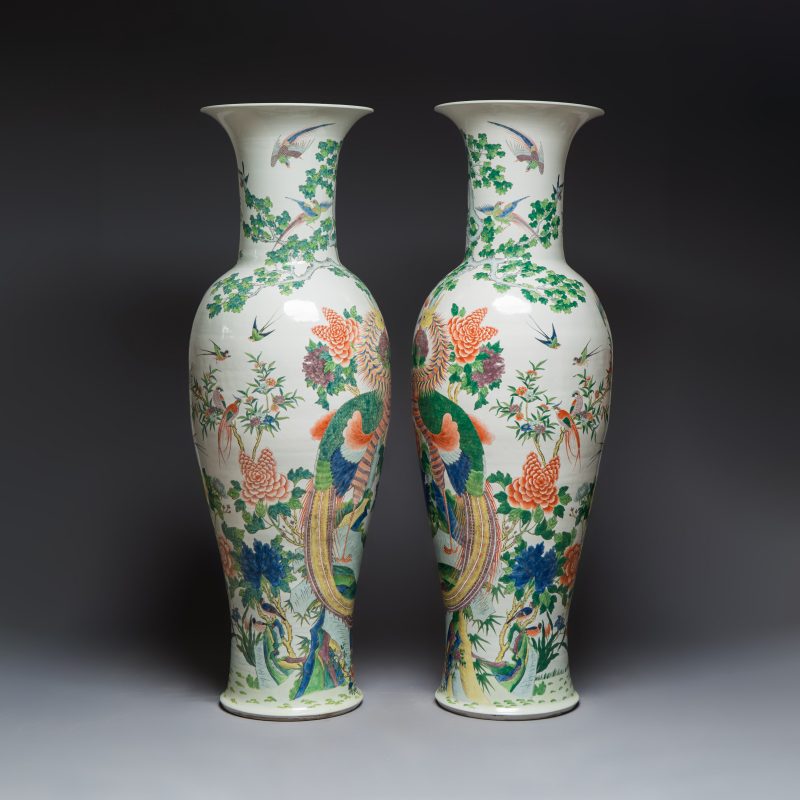 A massive pair of Chinese famille verte 'Phoenixes and Birds' vases - 图2