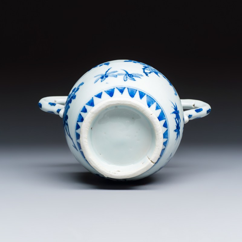 A Chinese blue and white double-handled vase with floral design - 图7