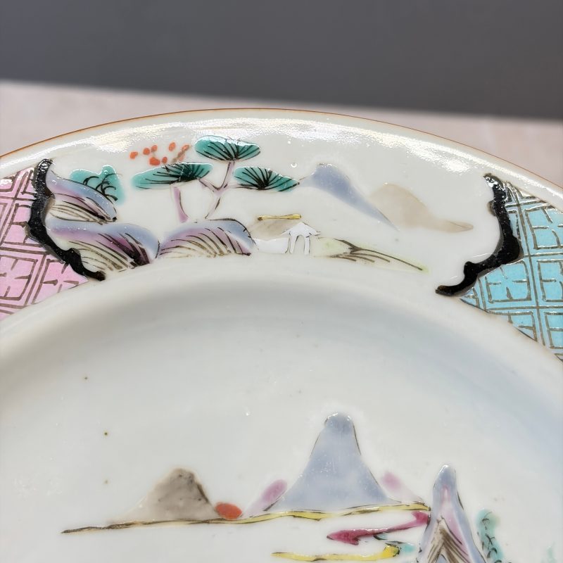 A collection of 13 Chinese famille rose 'Landscape' plates and dishes - 图47
