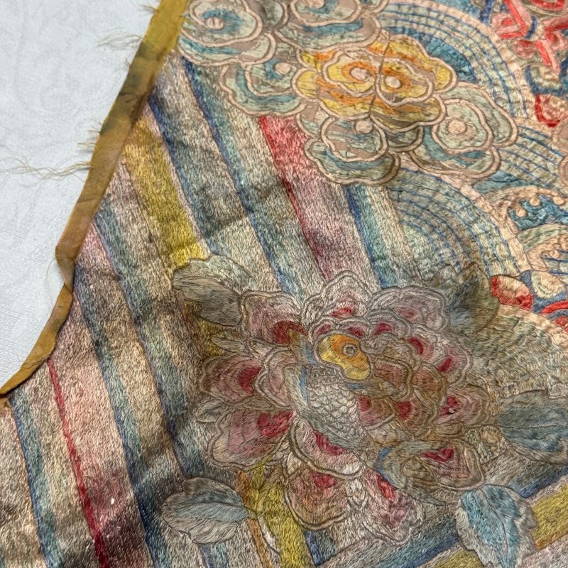 A pair of Chinese yellow-ground embroidered 'Dragons' and 'Phoenixes' panels - 图47