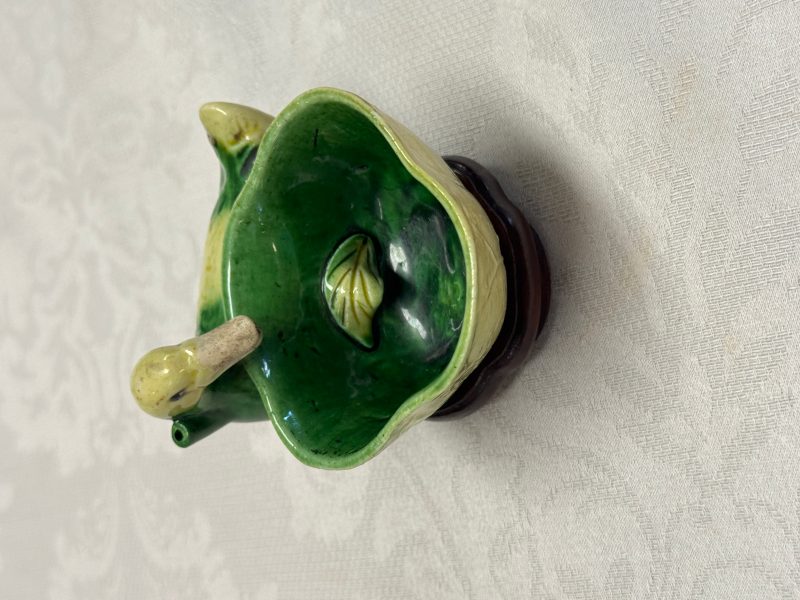 A pair of Chinese famille verte sancai biscuit duck-and-lotus-form water droppers on later wooden stands - 图27